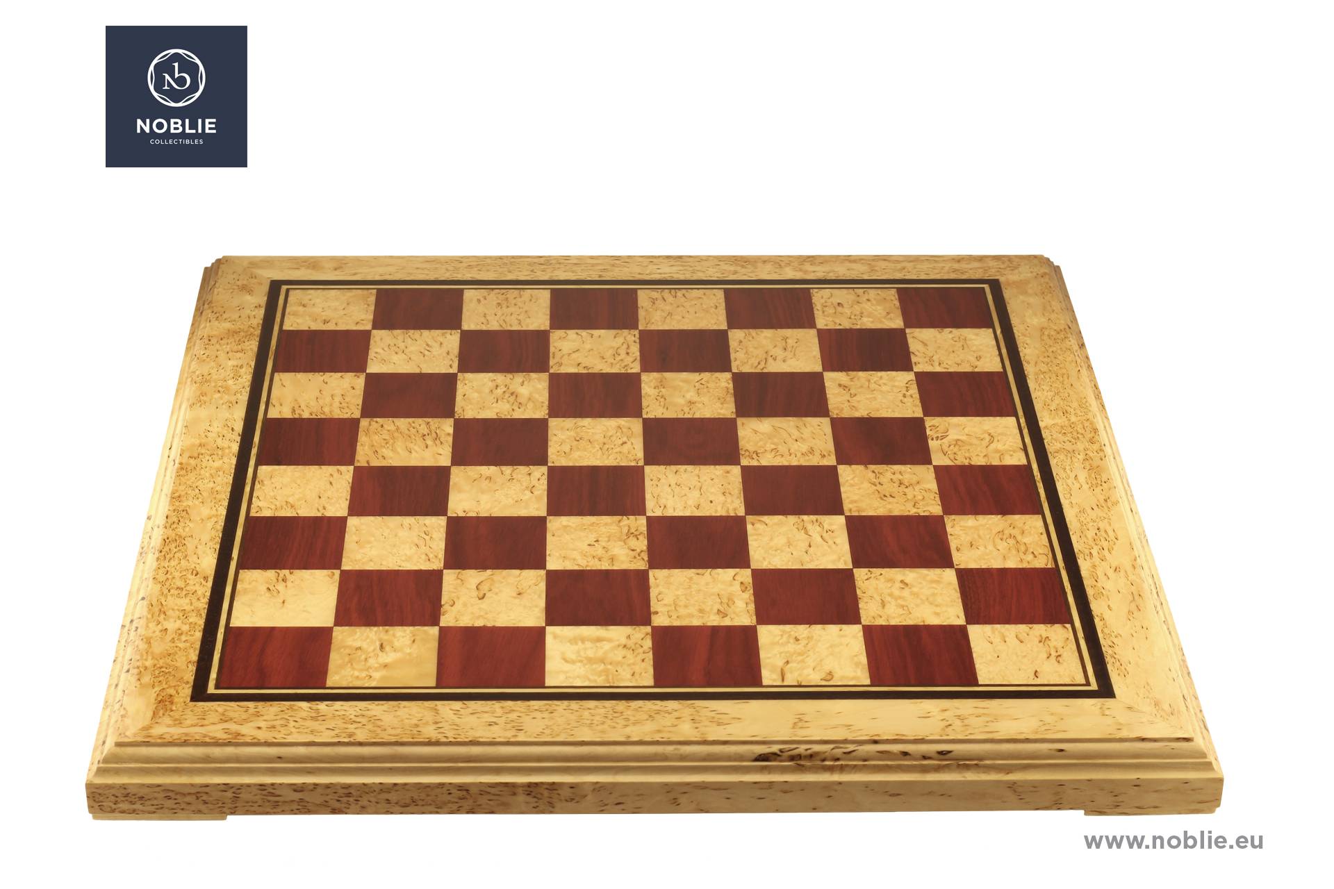 رقعة الشطرنج الخشبية
